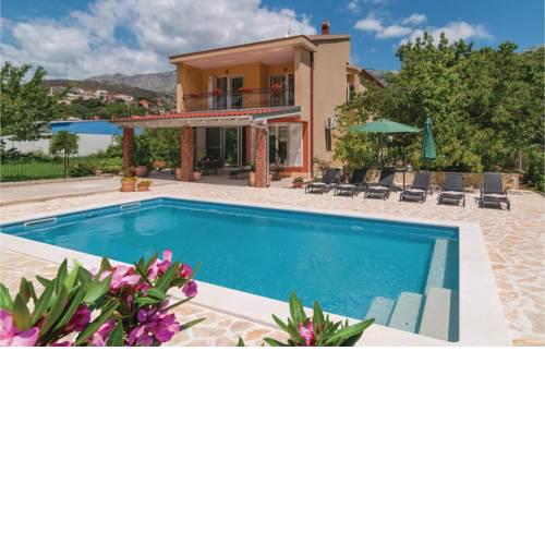 Five-Bedroom Holiday Home in Zrnovnica
