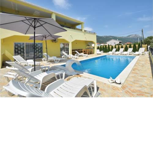Five-Bedroom Holiday home Kastel Stari with Sea View 01