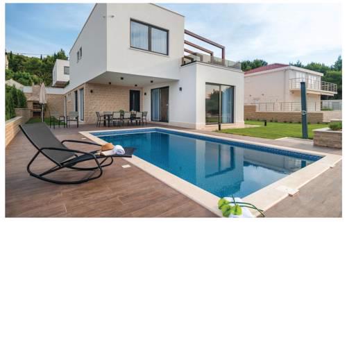 Five-Bedroom Holiday home Okrug Gornji with Sea View 01