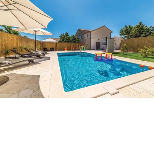 Four-Bedroom Apartment in Kastel Kambelovac