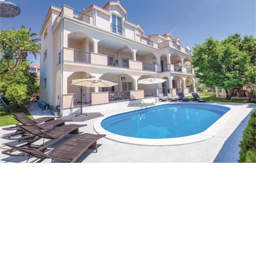 Four-Bedroom Apartment Kastel Stafilic with an Outdoor Swimming Pool 06