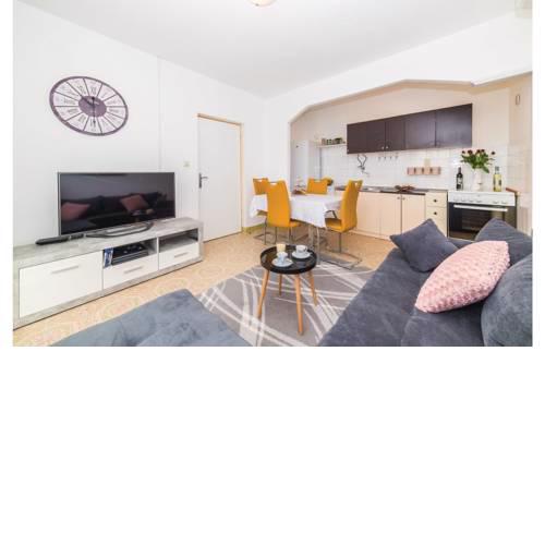Four-Bedroom Holiday Home in Kastel Gomilica