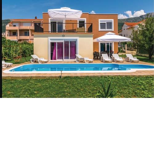 Four-Bedroom Holiday Home in Kastel Kambelovac