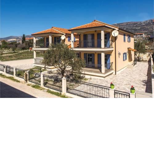 Four-Bedroom Holiday Home in Kastel Kambelovac