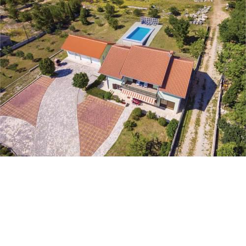 Four-Bedroom Holiday Home in Lisicic