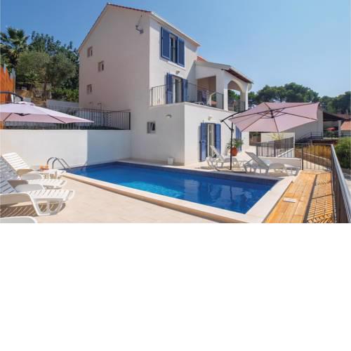 Four-Bedroom Holiday Home in Milna