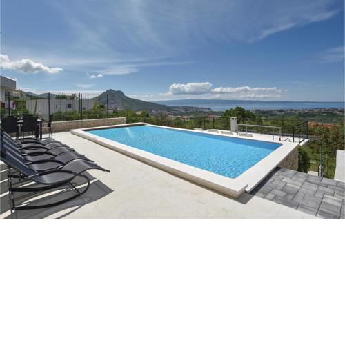 Four-Bedroom Holiday Home in Mravince