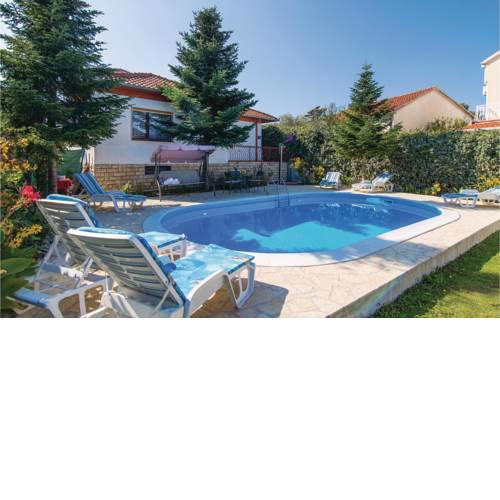 Four-Bedroom Holiday Home in Okrug Donji