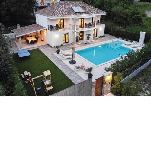 Four-Bedroom Holiday Home in Omis