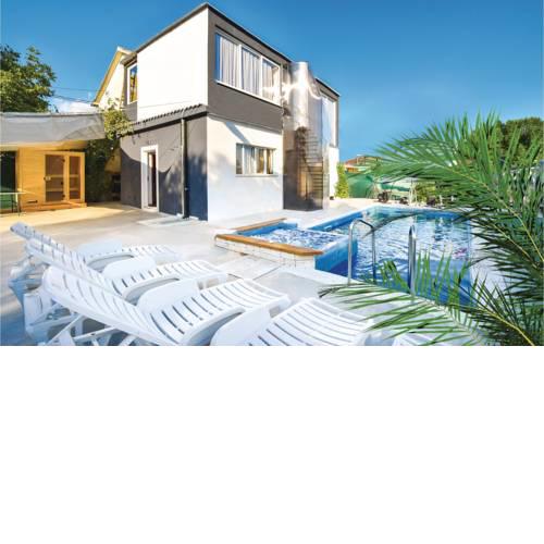 Four-Bedroom Holiday Home in Otok Dalmatinski