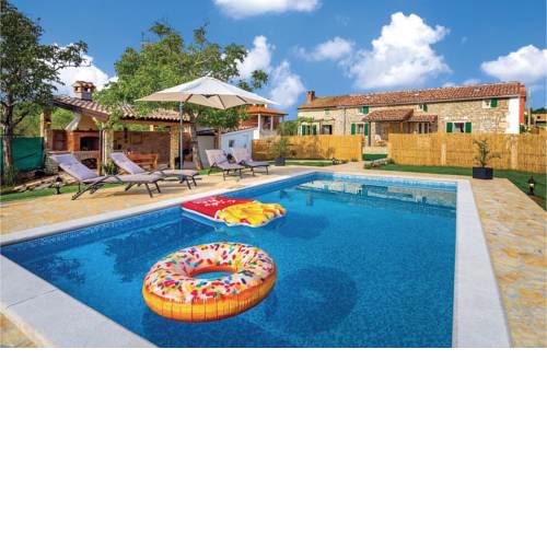 Four-Bedroom Holiday Home in Paradiz