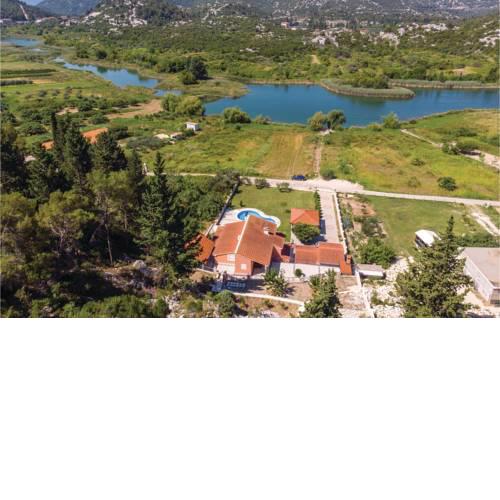 Four-Bedroom Holiday Home in Peracko Blato
