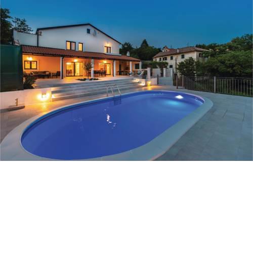 Four-Bedroom Holiday Home in Praputnjak