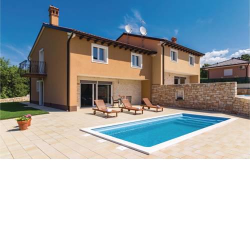Four-Bedroom Holiday Home in Putini