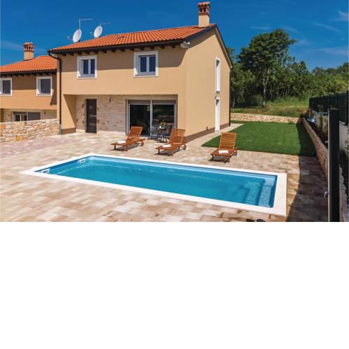 Four-Bedroom Holiday Home in Putini