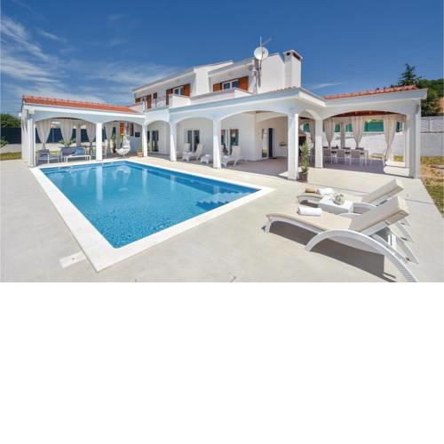 Four-Bedroom Holiday Home in Sestanovac