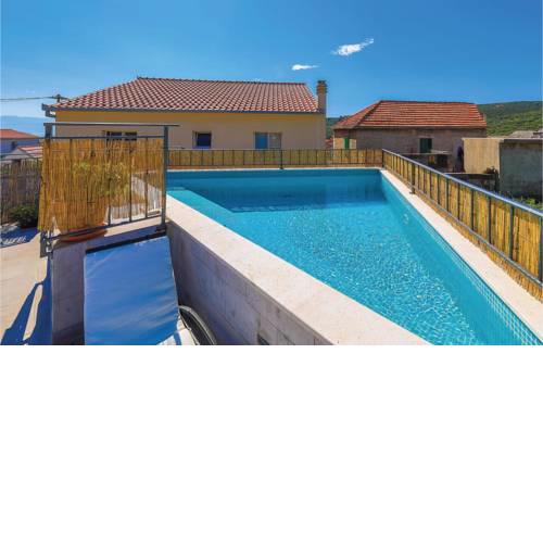 Four-Bedroom Holiday Home in Slatine