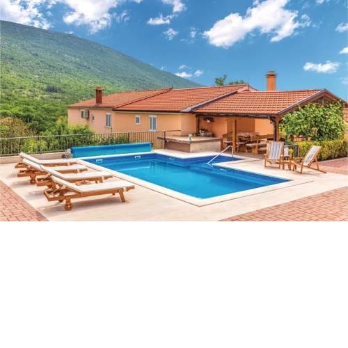 Four-Bedroom Holiday Home in Slivno