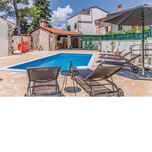 Four-Bedroom Holiday Home in Svetvincenat