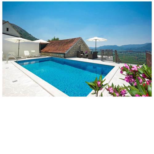 Four-Bedroom Holiday Home in Veliki Prolog