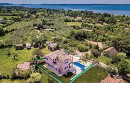 Four-Bedroom Holiday Home in Vodnjan