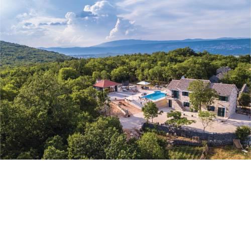 Four-Bedroom Holiday Home in Zmijavci