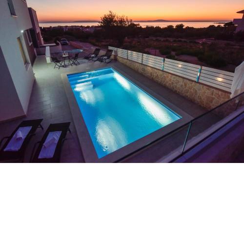 Funtastic C Apartments with Pool and Terrace
