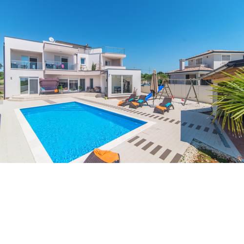 Galizana Villa Sleeps 8 with Pool Air Con and WiFi