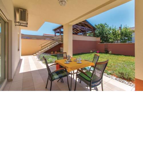 Garden apartment with terrace and grill