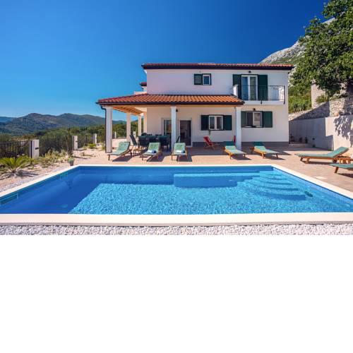 Gata Villa Sleeps 10 with Pool Air Con and WiFi