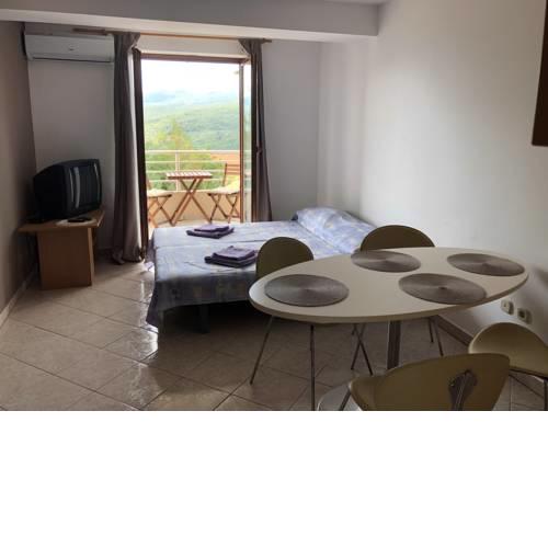 Gorgeous Biserka Apartment near the sea