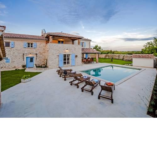 Gorgeous Villa in Krmed With Swimming Pool