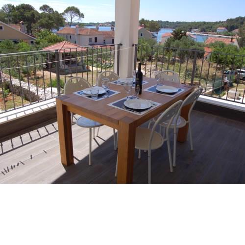 Spacious Apartment with Courtyard in Veli Rat