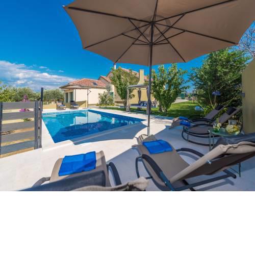 Great Villa Field Hill 4*
