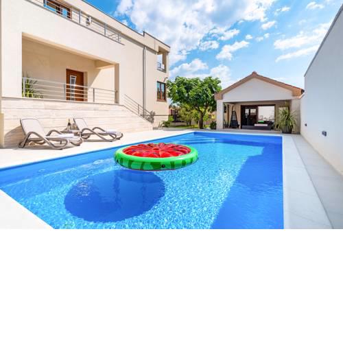 Grgomicic Villa Sleeps 8 with Pool and Air Con