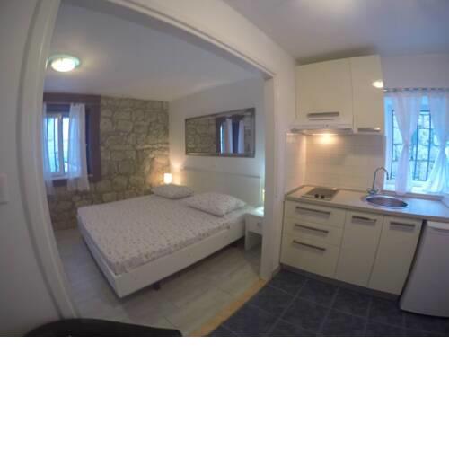 Grgur Ninski - Renovated Stone House Studio