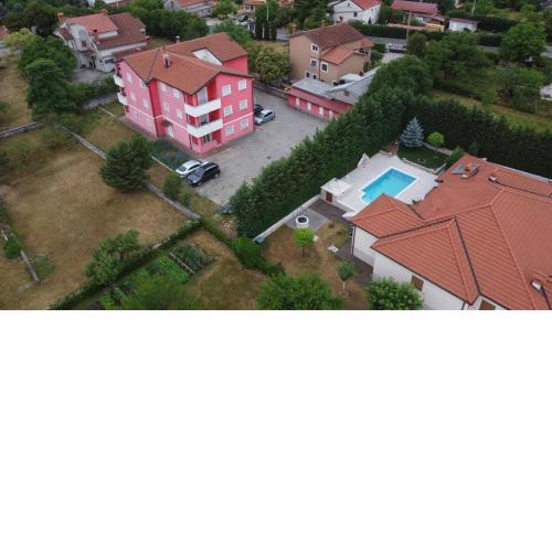 Grobnik-circuit Red house