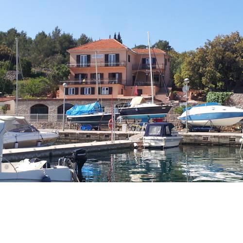 Apartments Dora, with a beautiful view of the bay, near the sea and center