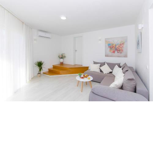 Guest house LUCIJA with swimming pool