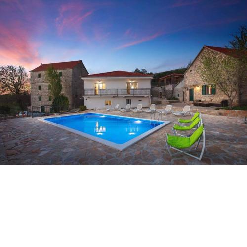 Hacienda Sylvia,Studenci Makarska