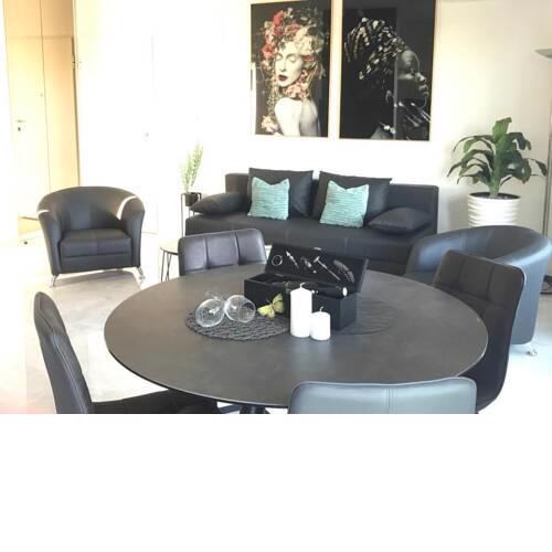 Hedonist-Luxury 2 bedroom apartment with private garden and free parking