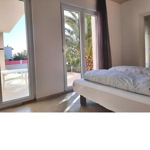 Helles Doppelzimmer mit Bad, Terrasse und Pool, seperater Eingang, Liznjan, Istrien