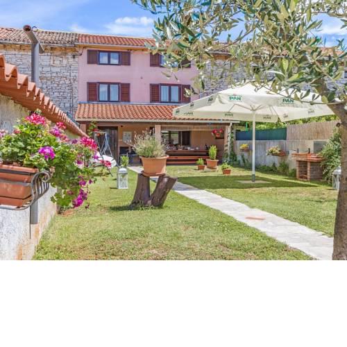 Heritage house in Orihi with an elegant garden