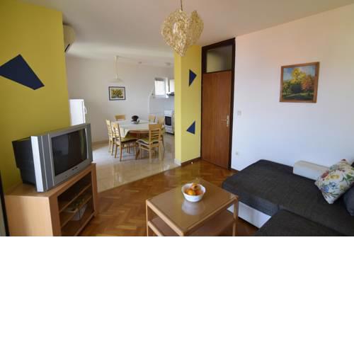 Holiday apartment with a balcony and sea view, just 300 metres from the beach