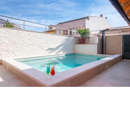 Holiday apartment with private heated pool and backyard