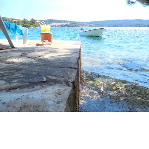 HOLIDAY BUNGALOW LASTAVICA BY THE SEA, PRIVATE GARDEN & BBQ & SUN BATHING TERRACE