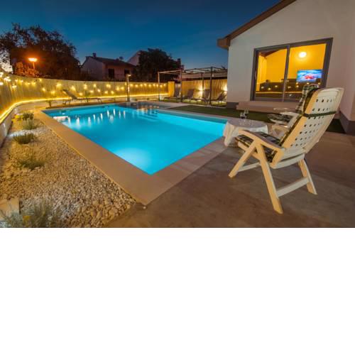 Holiday Home - Heated & Kids Pool