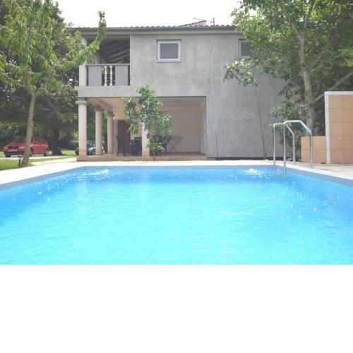 Modern Apartment in Banjole with Pool