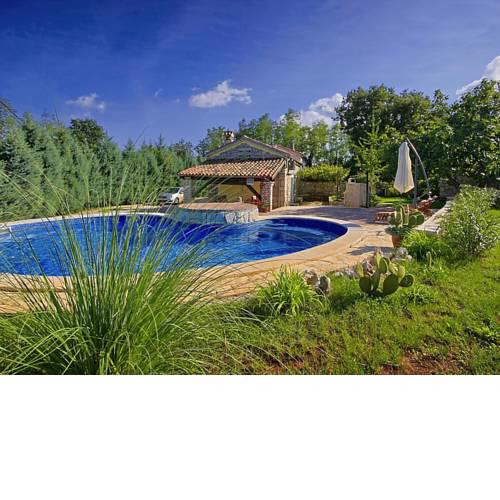 Cozy Holiday Home in zupanici with Swimming Pool