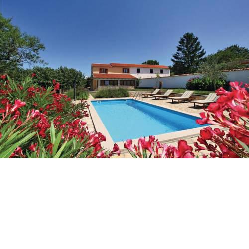 Holiday home Farnazine V